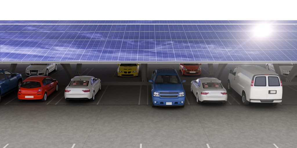 Zonnepanelen boven parkeerplaats