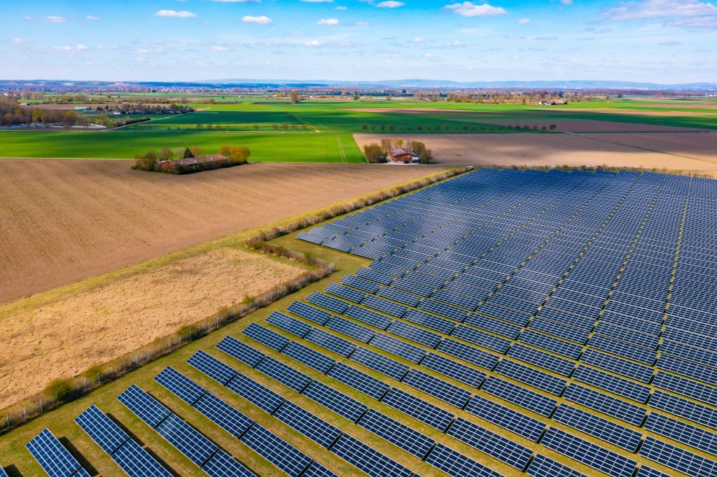 Adobe Stock zonnepanelen op een veld
