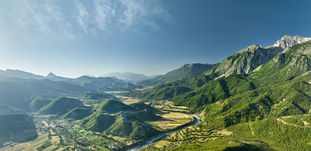 Adobe Stock foto van de Vjosa rivier in Albanië vanaf grote hoogte