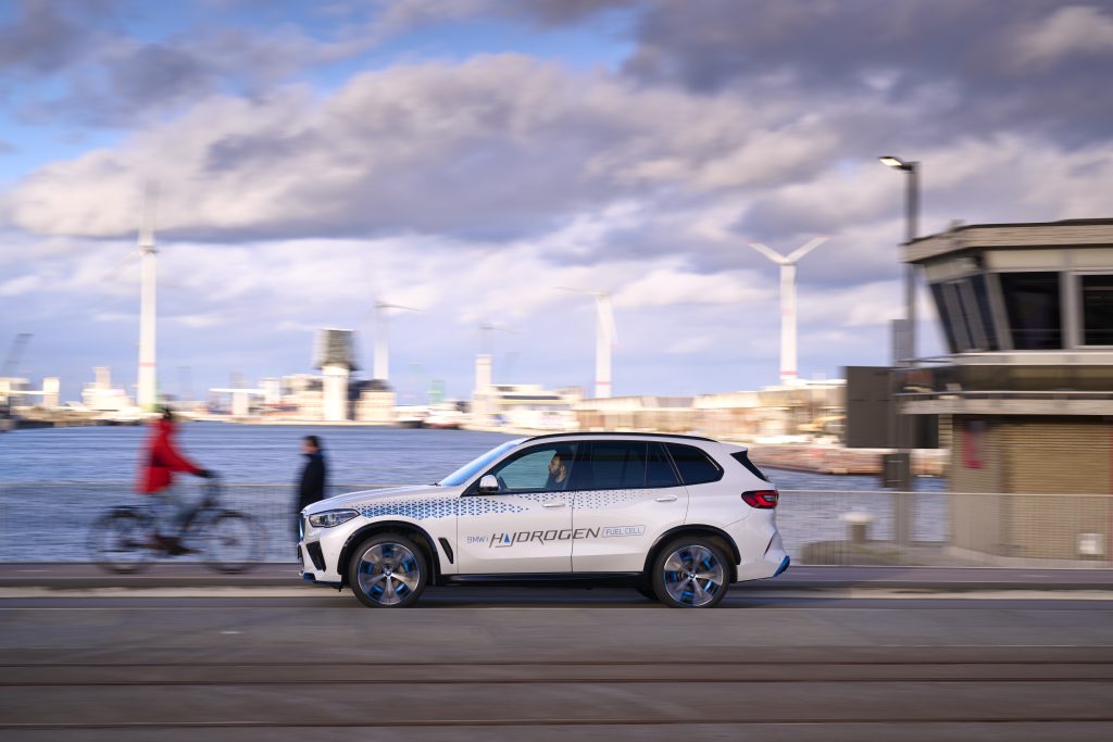 P90494378 high Res bmw ix5 hydrogen on