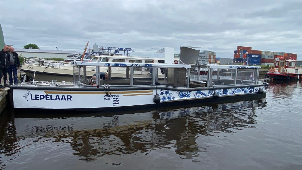 Waterbus in het water