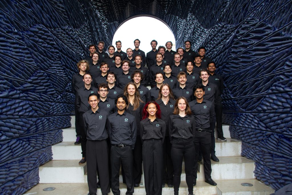 Teamphoto archway