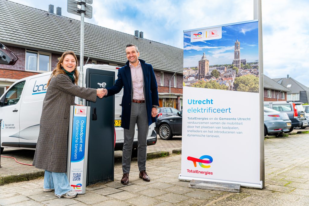 Total energies Laadpaal opening locatie Vleuten Foto Willem Jan de Bruin Fotografie W63 4610 HR