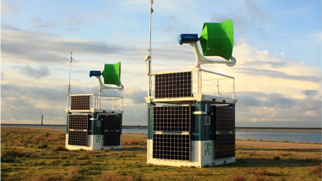 Container voorzien van zonnepanelen en windturbine.