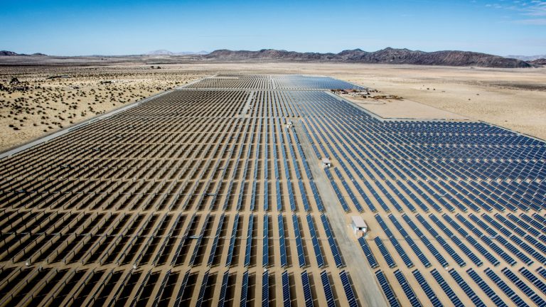 Zonnepanelen in de woestijn
