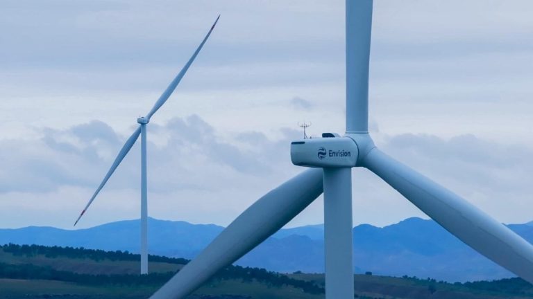 Twee windmolens: een met twee wieken, en een met drie wieken.