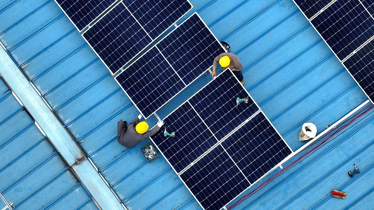 Bijna 60 procent van het vermogen van zonnepanelen ligt bij bedrijven.