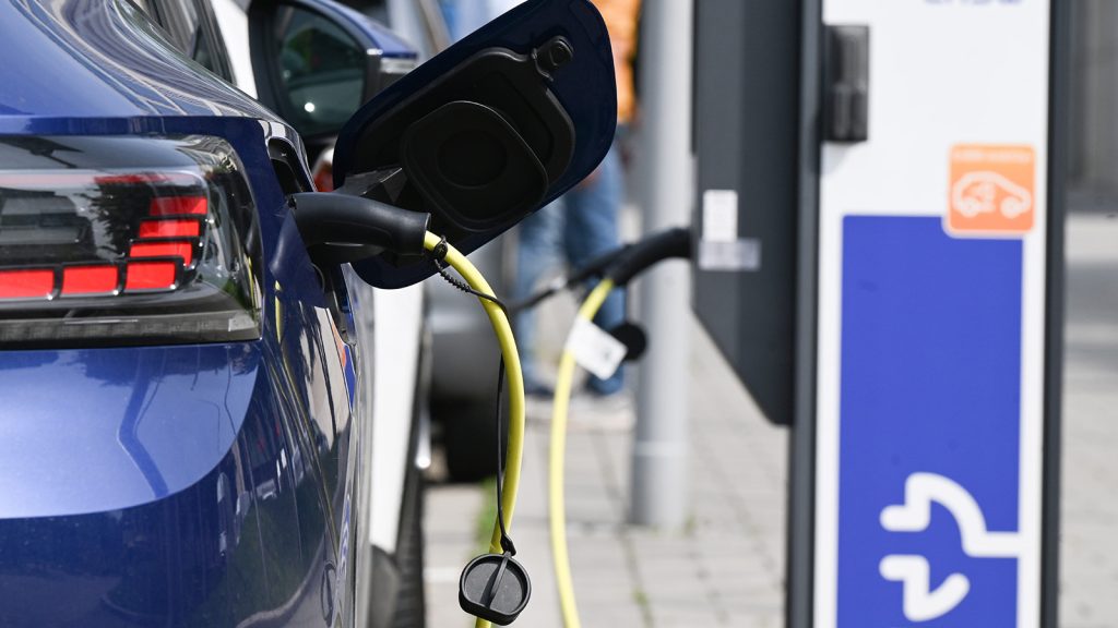 Een elektrische auto wordt opgeladen