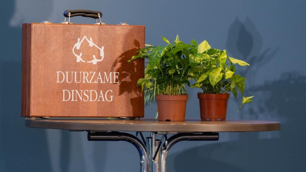 Duurzame Dinsdag koffer naast planten