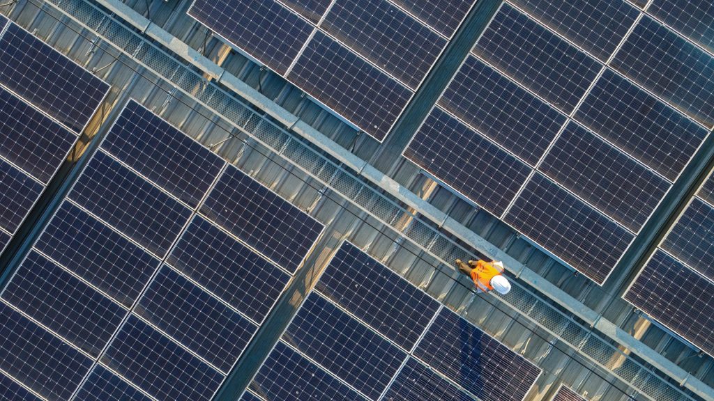De zonne-energiesector staat onder druk door een explosieve stijging van de zilverprijs, die in een jaar tijd met zo’n 300 procent opliep,