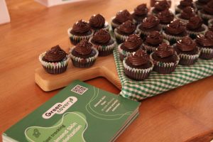 Chocoladecakejes waarbij een deel van de cacaopoeder is vervangen door smaakversterkende amandelvliesjes.