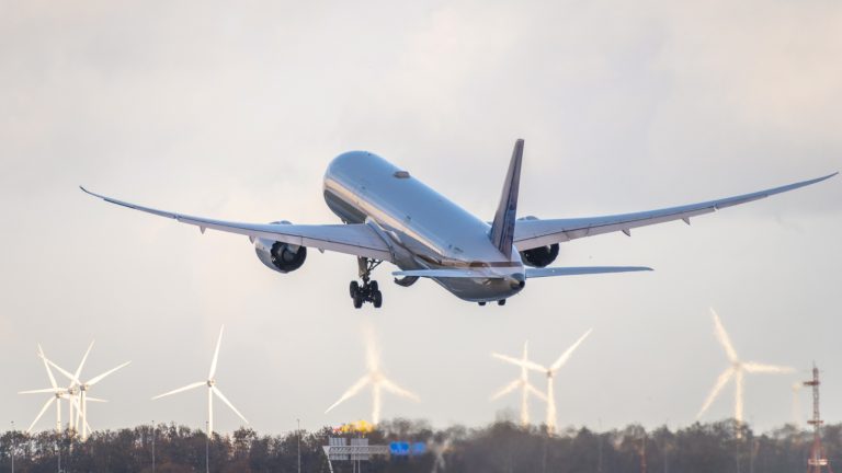 Vliegtuig stijgt op vanaf Schiphol