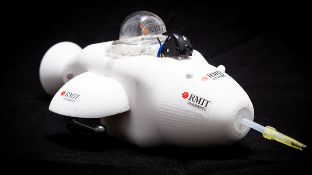 Met zijn 'mond' kan de robotdolfijn olie opzuigen