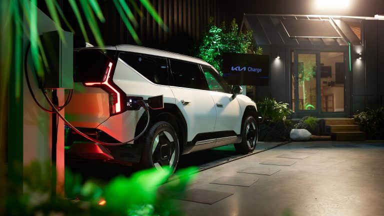 De Kia EV9 kan bidirectioneel laden en zo fungeren als een rijdende batterij.