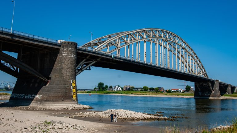 Droogte bij de Waal in Nijmegen.