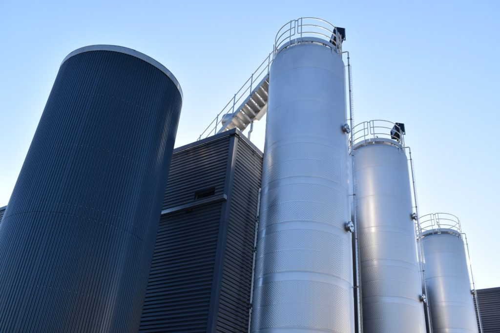 De fermentatietanken bij de fabriek in Breda, waar doorlopend nieuw schimmeleiwit wordt gebrouwen