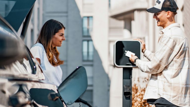 Stel laadt elektrische auto op