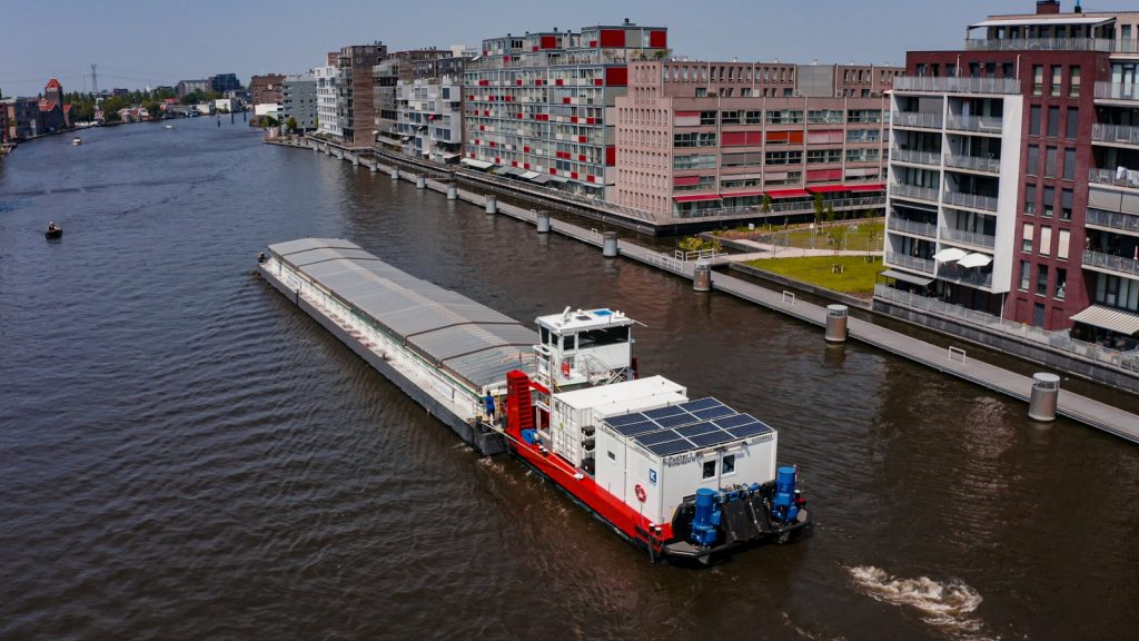 De E-pusher van Kotug elektrische duwboot