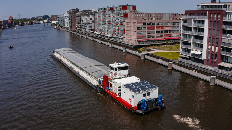 De E-pusher van Kotug elektrische duwboot