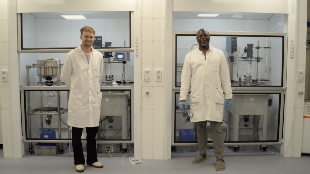 Emile Vinceneux (Innovation Lead) en Dr. Cyril Mambote (mede-oprichter en CTO) van Back to Battery in het laboratorium. Credit: Back to Battery