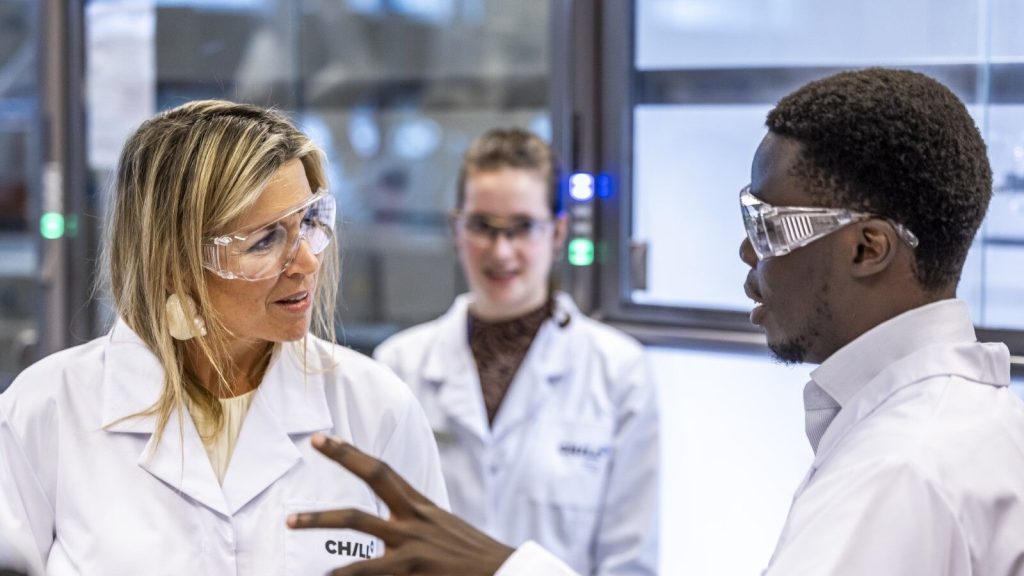 Melvin Kizito demonstreerde zijn technologie aan koningin Maxima.
